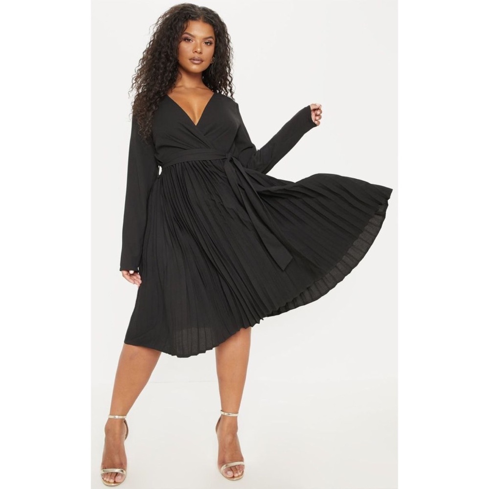 ✨✨Black pleated dress- sz 14